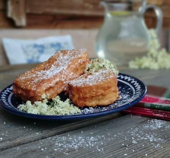 Hollerpofesen sind eine regionale Spezialität, die ihr auf den Holleralmen in der Fuschlseeregion genießen könnt. | © TVB Fuschlseeregion