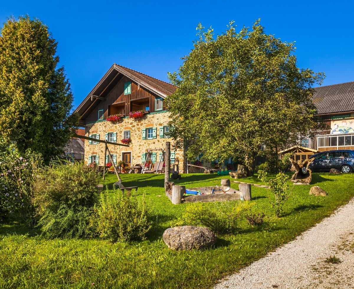 Hofansicht Baby- und Kinderbauernhof Aicherbauer in Seeham | © Urlaub am Bauernhof im SalzburgerLand / Bernd Suppan Hofansicht Baby- und Kinderbauernhof Aicherbauer in Seeham im Salzburger Seenland. | © Urlaub am Bauernhof im SalzburgerLand / Bernd Suppan