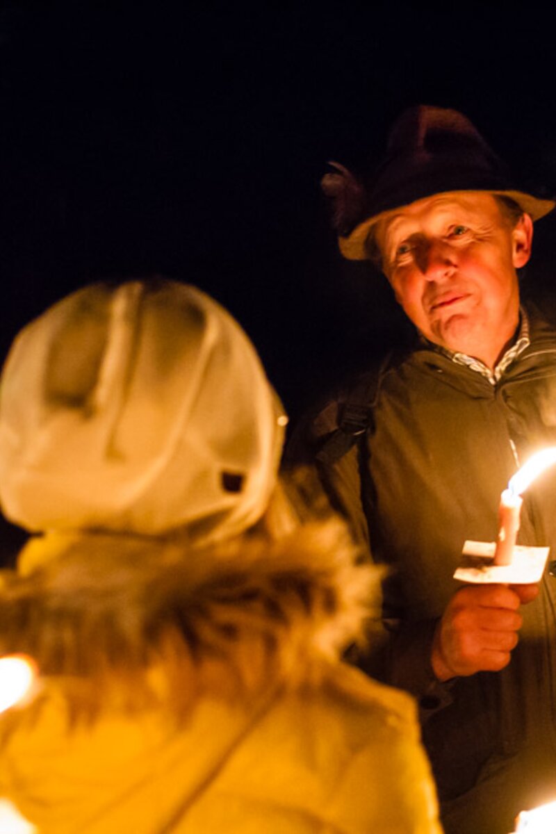 Bauer Hans Greischberger führt bei einer mysthischen Fackelwanderung durch den Teufelsgraben in Seeham im Salzburger Seenland. | © Urlaub am Bauernhof im SalzburgerLand / Matthias Gruber