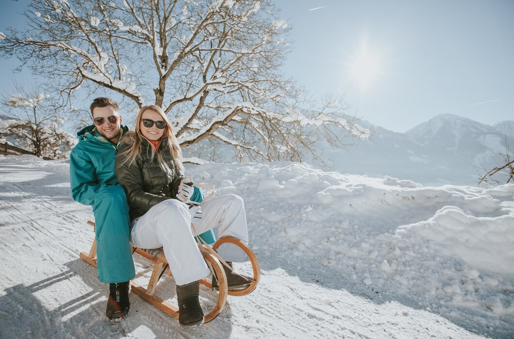 Pärchen rodelt, Salzburger Sonnenterrasse | © TVB Sonnenterrasse
