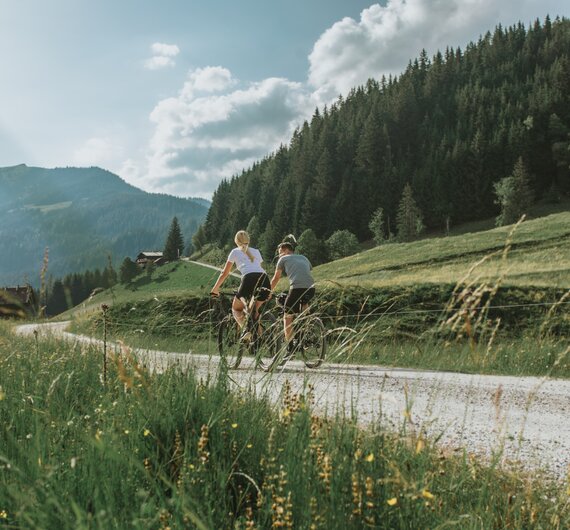 Pärchen fährt mit dem Rad, Mountainbiken, Salzburger Sonnenterrasse | © TVB Sonnenterrasse