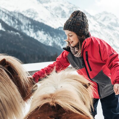 Kind streichelt ein Pony. | © Urlaub am Bauernhof im SalzburgerLand/ Punkt und Komma