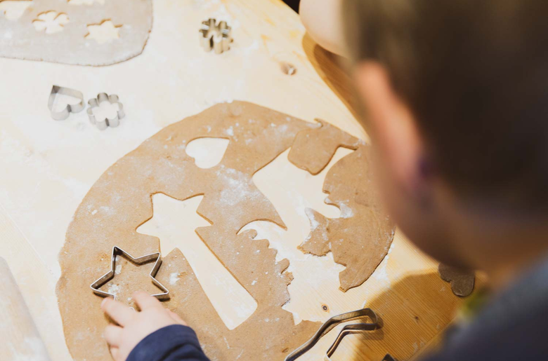 Kinder beim Kekse ausstechen im Salzburger Land | © Urlaub am Bauernhof Salzburger Land / Punkt & Komma