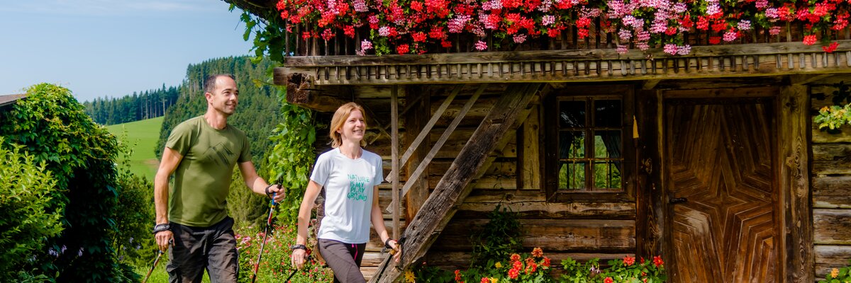 Ein Paar beim Nordic Walken, Oststeiermark, Steiermark | © Urlaub am Bauernhof Steiermark / Wolfgang Spekner