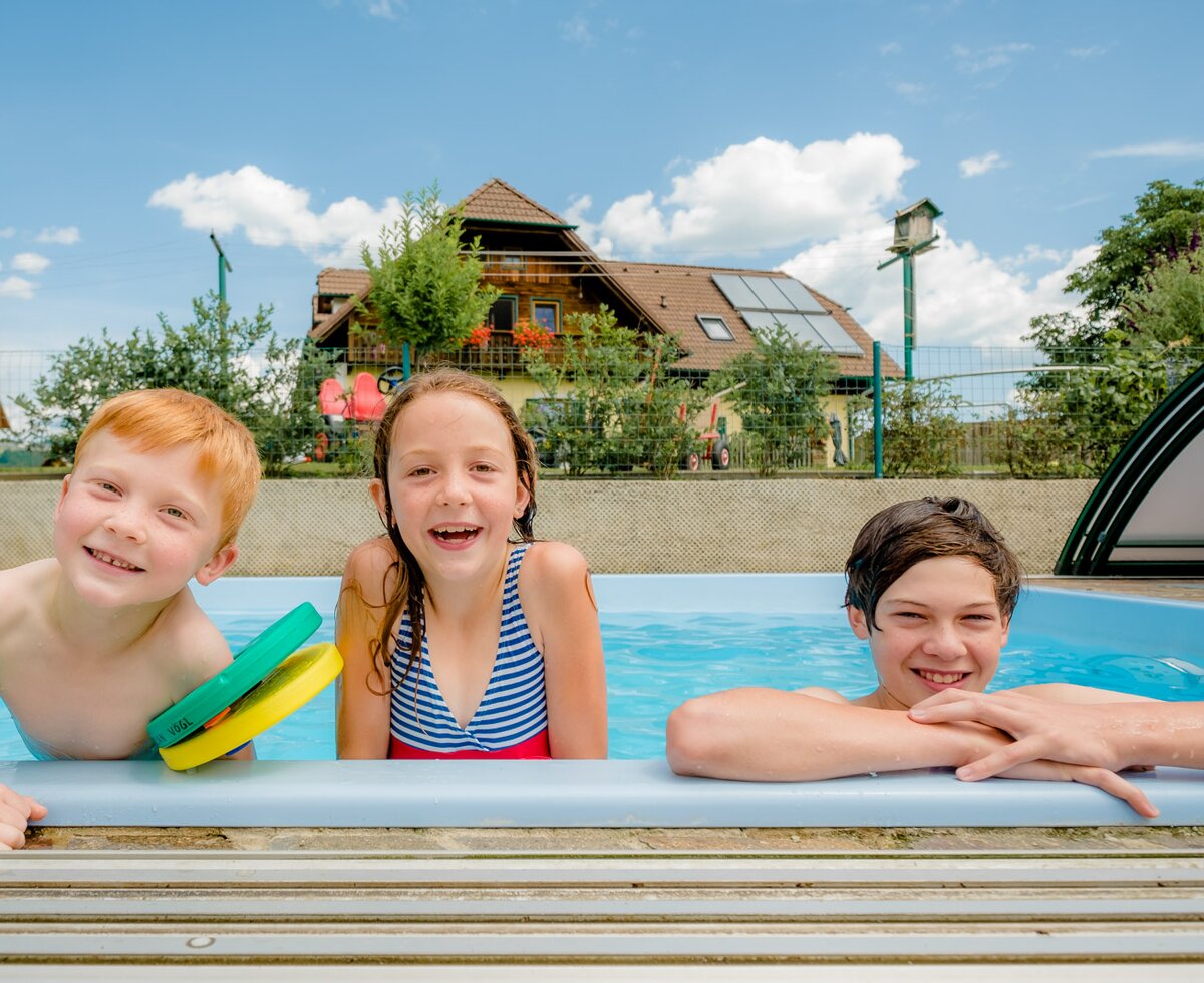 Kinder im Pool, Oststeiermark, Steiermark | © Urlaub am Bauernhof Steiermark / Wolfgang Spekner Drei Kinder am Beckenrand im Pool, Oststeiermark, Steiermark | © Urlaub am Bauernhof Steiermark / Wolfgang Spekner