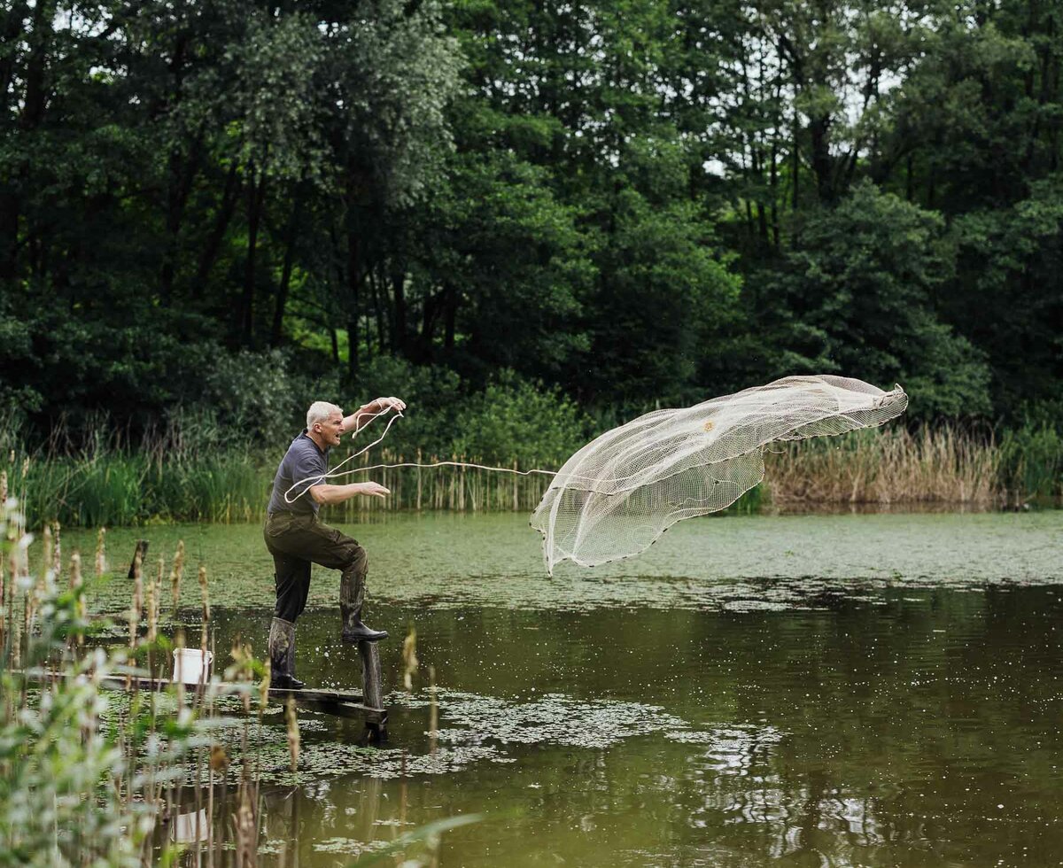 Slow Food/Bio Ernte Steiermark - Vom Fisch zum Filet in der Teichwirtschaft Gut Hornegg | © BUTTER&SALT/ MARA HOHLA Slow Food/Bio Ernte Steiermark - Vom Fisch zum Filet in der Teichwirtschaft Gut Hornegg | © BUTTER&SALT/ MARA HOHLA