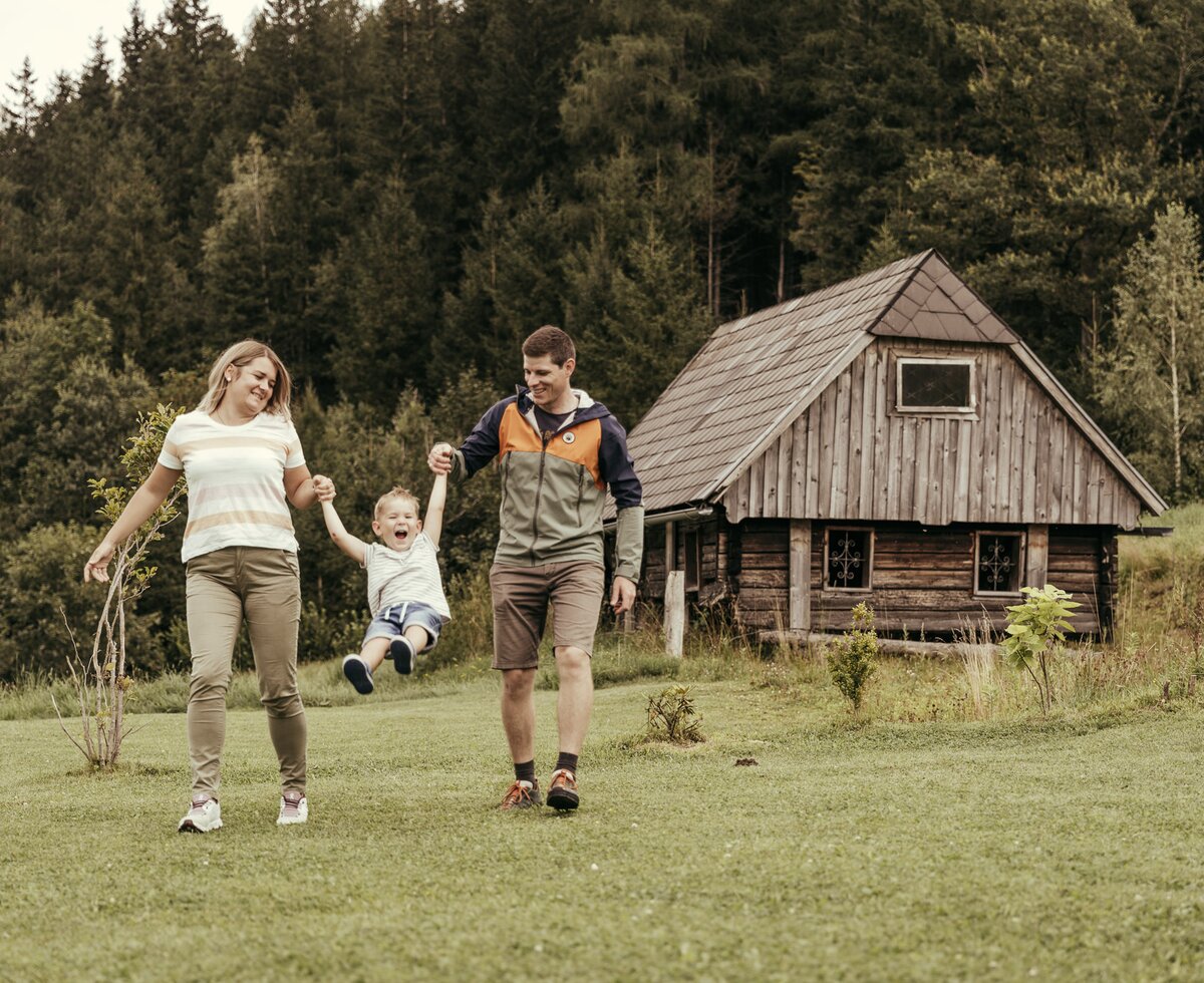 Familie geht in der Berglandschaft spazieren | © Urlaub am Bauernhof Steiermark / Wolfgang Spekner Familie geht in der Berglandschaft spazieren | © Urlaub am Bauernhof Steiermark / Wolfgang Spekner