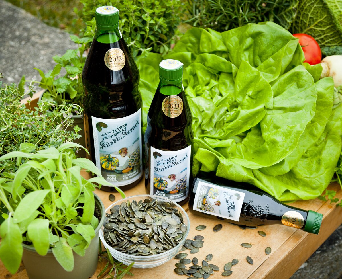 Kernöl und Kürbiskerne, Hochsteiermark, Steiermark | © Urlaub am Bauernhof Steiermark / Werner Krug Kernöl, Kürbiskerne und Salat, Hochsteiermark, Steiermark | © Urlaub am Bauernhof Steiermark / Werner Krug