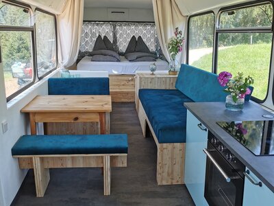 Innen ist der Glampingbus komfortabel für bis zu 4 Personen ausgestattet. | © Familie Lutzmann / Katrin Lutzmann Innen ist der Glampingbus komfortabel für bis zu 4 Personen ausgestattet. | © Familie Lutzmann / Katrin Lutzmann