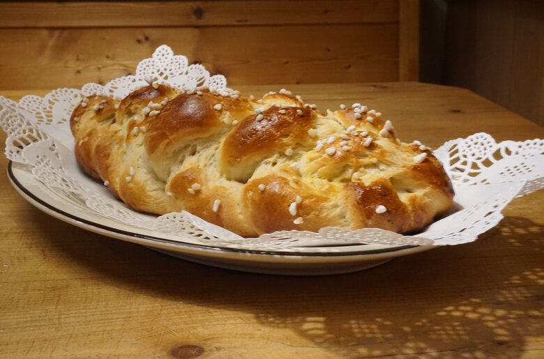 Striezel fertig gebacken auf Teller mit weißer Papierserviette, Thermenland, Steiermark | © Urlaub am Bauernhof / Katrin Rathmayr