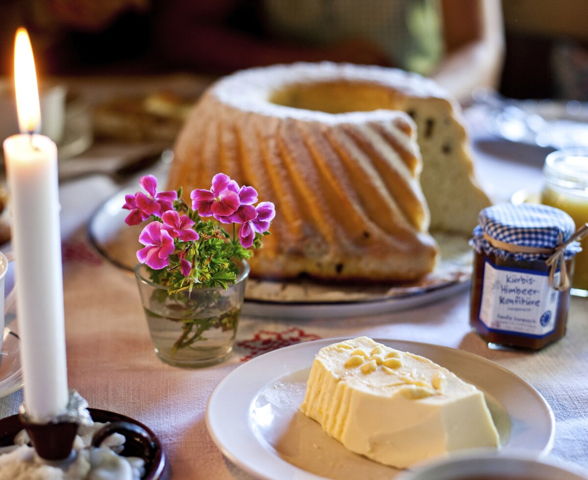 Gugelhupf zum Kaffee, Steiermark | © Urlaub am Bauernhof Steiermark / Kufferath Kaffeetisch mit Gugelhupf, Butter, Marmelade und Kerze, Steiermark | © Urlaub am Bauernhof Steiermark / Kufferath