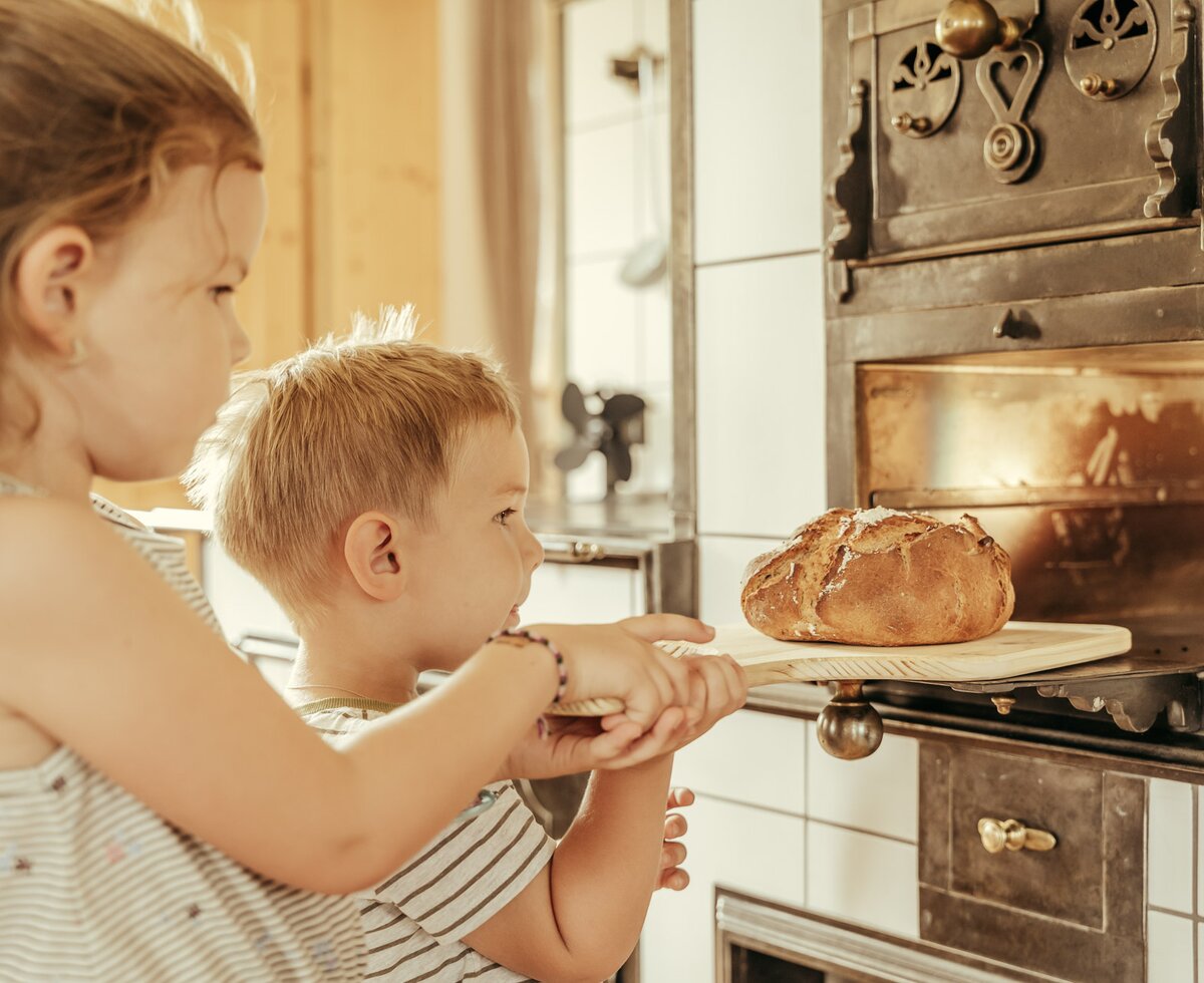 Kinder geben Brot aus Ofen | © Urlaub am Bauernhof Steiermark / Wolfgang Spekner Kinder geben Brot aus Ofen | © Urlaub am Bauernhof Steiermark / Wolfgang Spekner