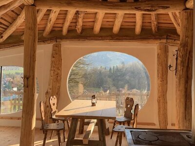 Wohnen im Erdhaus, Abenteuerhof Schiefer, Steiermark | © Urlaub am Bauernhof Steiermark / Abenteuerhof Schiefer Innenansicht Erdhaus 3 mit Herd und Küchentisch, Abenteuerhof Schiefer, Steiermark | © Urlaub am Bauernhof Steiermark / Abenteuerhof Schiefer