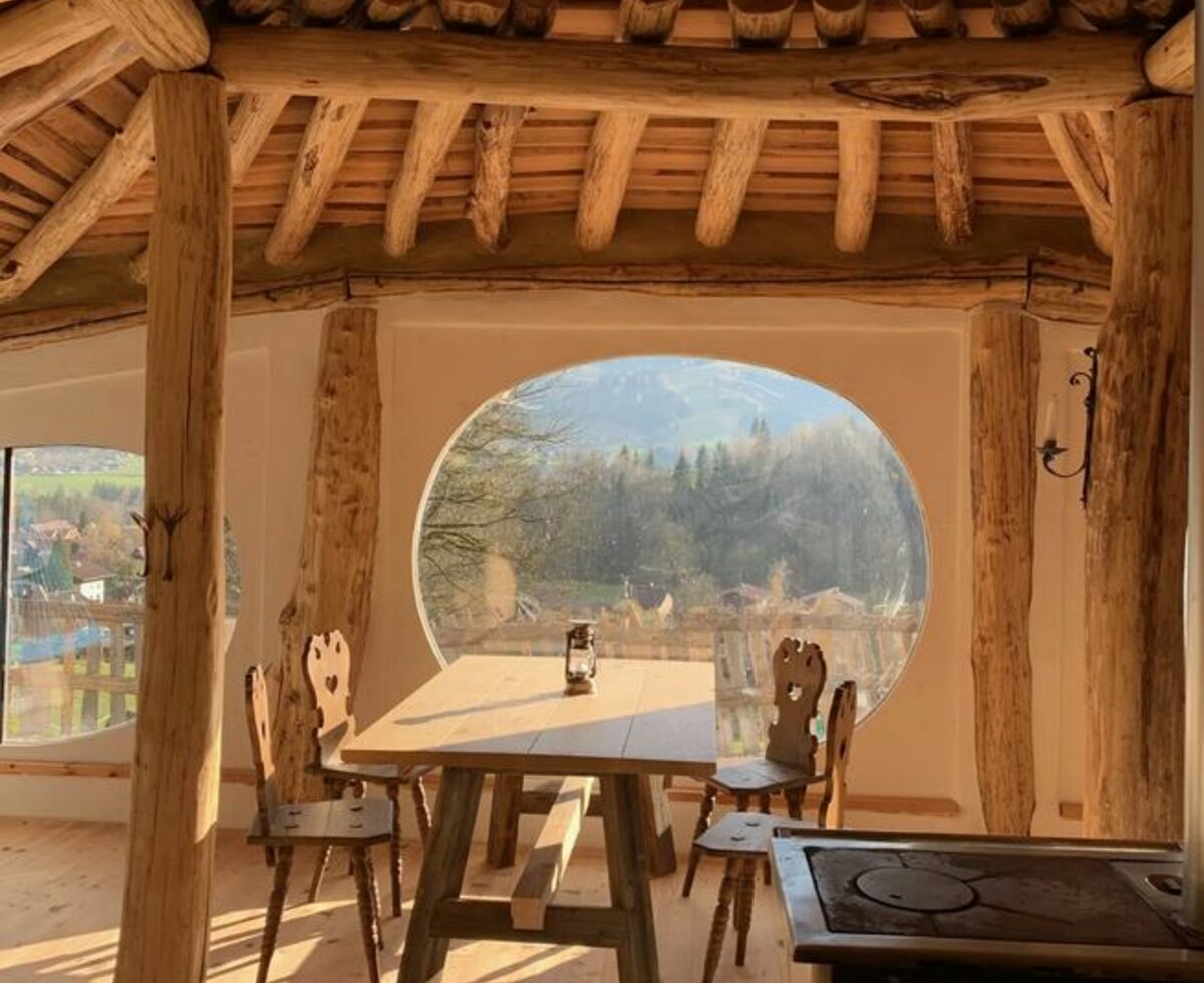 Wohnen im Erdhaus, Abenteuerhof Schiefer, Steiermark | © Urlaub am Bauernhof Steiermark / Abenteuerhof Schiefer Innenansicht Erdhaus 3 mit Herd und Küchentisch, Abenteuerhof Schiefer, Steiermark | © Urlaub am Bauernhof Steiermark / Abenteuerhof Schiefer