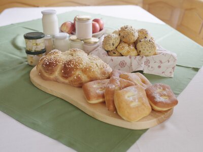 Frische Weckerln und Süßspeisen, Forstbauer, Steiermark | © Urlaub am Bauernhof Steiermark / Daniel Gollner Frische Weckerln im Brotkorb, Joghurt, Frischkäse und Süßspeisen am Tisch , Forstbauer, Steiermark | © Urlaub am Bauernhof Steiermark / Daniel Gollner