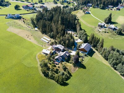 Drohnenaufnahme Biobauernhof Leitenmüller, Steiermark | © Urlaub am Bauernhof Steiermark / Daniel Gollner Drohnenaufnahme Biobauernhof Leitenmüller, Steiermark | © Urlaub am Bauernhof Steiermark / Daniel Gollner