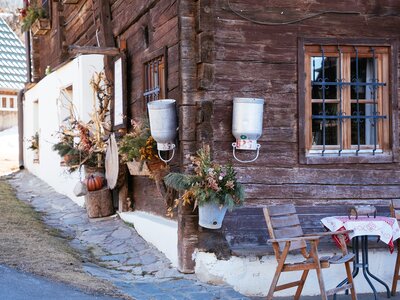 Winterliche Dekoration am Schilcherhof, Steiermark | © Urlaub am Bauernhof Steiermark / Daniel Gollner Altes Holzbauernhaus mit winterlicher Dekoration in der Steiermark | © Urlaub am Bauernhof Steiermark / Daniel Gollner