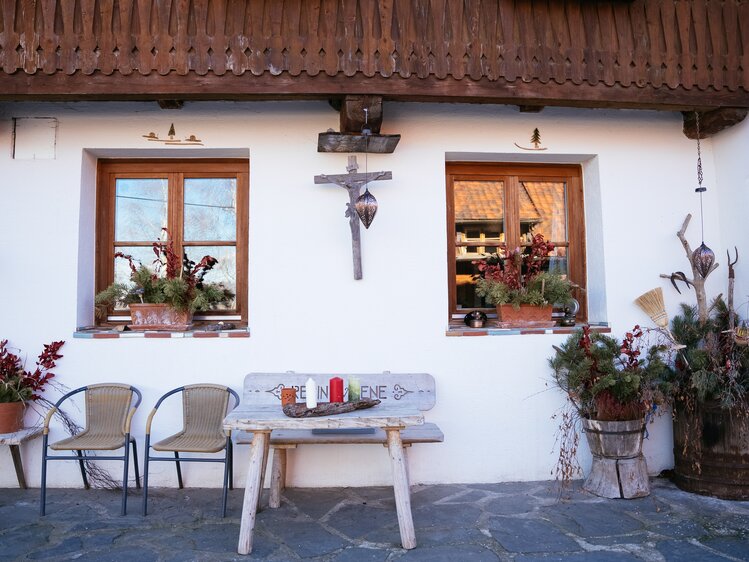 Weihnachtlich dekorierter Holztisch mit Bank an einer Wand | © Urlaub am Bauernhof Steiermark / Daniel Gollner