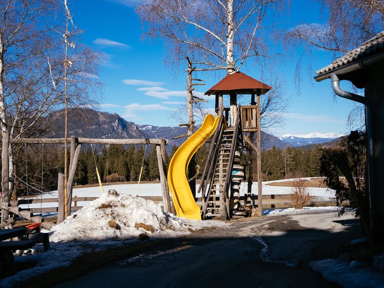 Spielplatz mit gelber, geschwungener Rutsche | © Urlaub am Bauernhof Steiermark / Daniel Gollner