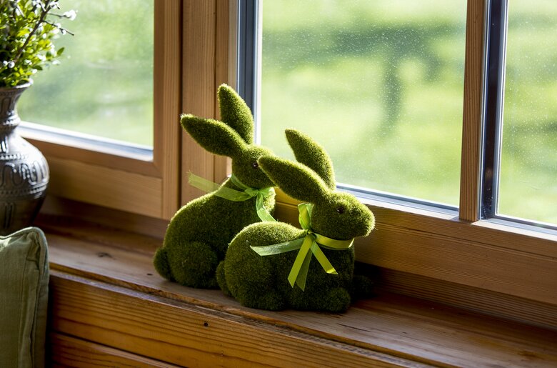 Zwei Hasen aus Moos als österliche Dekoration am Fenster, Steiermark | © Urlaub am Bauernhof Steiermark / Tom Lamm