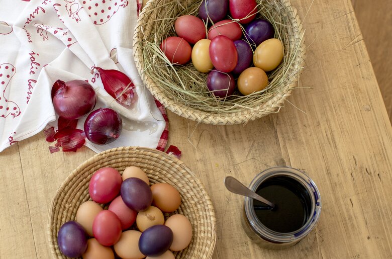 Die gefärbten Osterfeier liegen in einem Korb mit Heu, Steiermark | © Urlaub am Bauernhof Steiermark / Tom Lamm