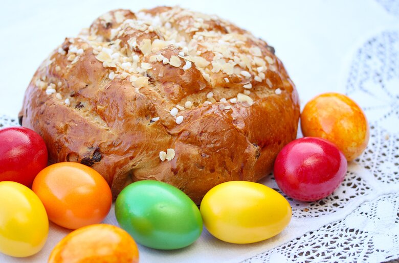 Osterbrot mit gefärbten Eiern | © Fotolia / ChristArt