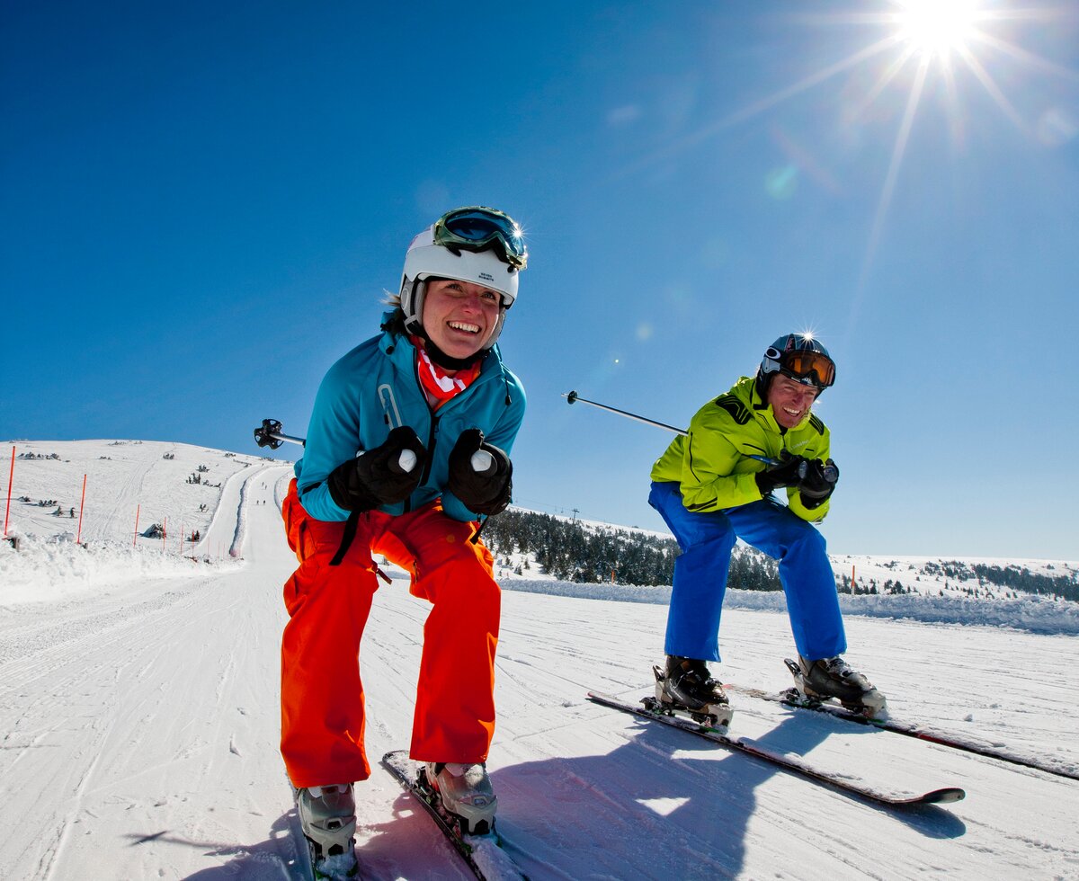 Skifahrer bei ihrer Abfahrt auf der Piste in der Hochsteiermark | © TRV  Hochsteiermark / Tom Lamm