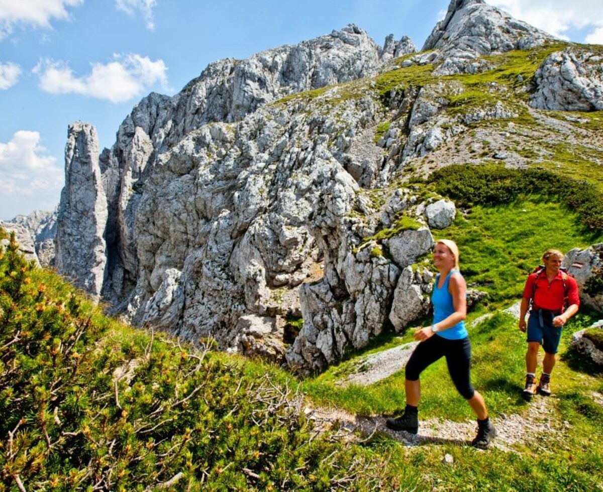 Ein Paar bei der Wanderung im Hochgebirge | © TRV Hochsteiermark / Tom Lamm