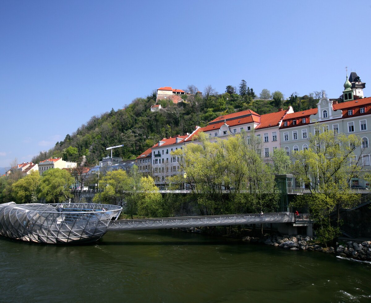 Die Murinsel und der Schloßberg in Graz, Steiermark | © Graz Tourismus / Harry Schiffer