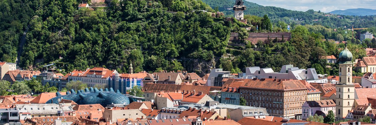 Blick auf die Dachlandschaft der Grazer Altstadt mit dem Schlossberg und dem Uhrturm, Graz, Steiermark | © Graz Tourismus / Harry Schiffer