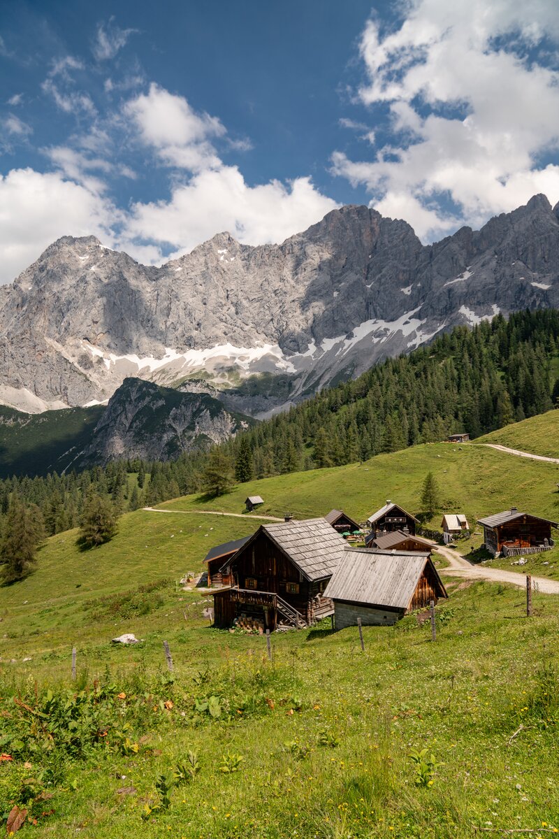 Almhütten vor dem Dachsteinmassiv, Region Schladming-Dachstein, Steiermark | © Schladming-Dachstein / Christine Höflehner