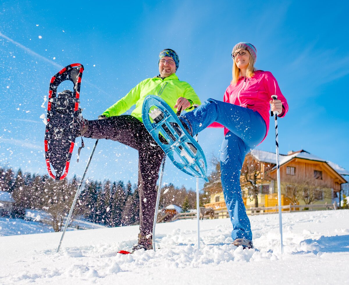 Paar beim Schneeschuhwandern, Urlaubsregion Murau-Murtal, Steiermark | © Urlaub am Bauernhof Steiermark / Wolfgang Spekner Paar beim Schneeschuhwandern mit dem Bauernhof im Hintergrund, Urlaubsregion Murau-Murtal, Steiermark | © Urlaub am Bauernhof Steiermark / Wolfgang Spekner