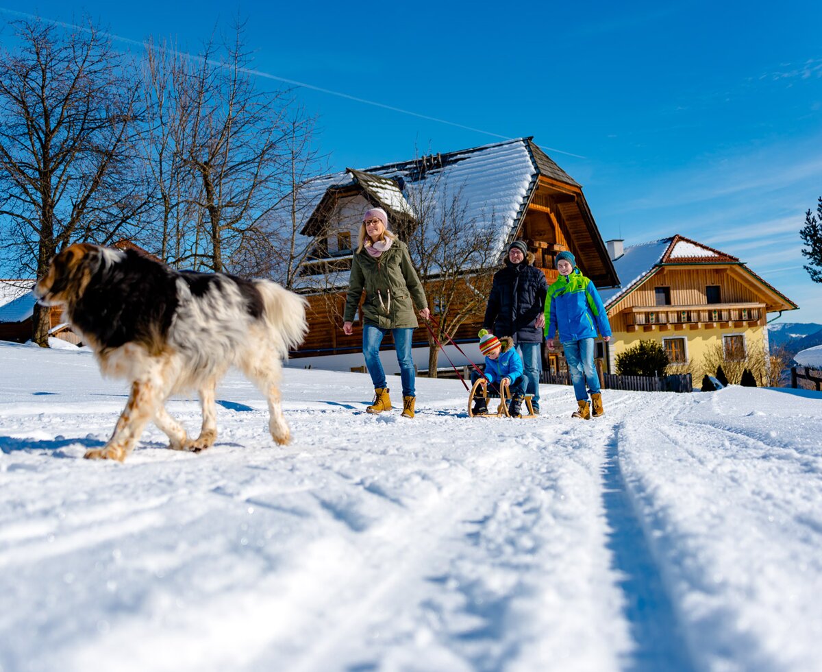 Eine Familie macht einen Winterspaziergang, Urlaubsregion Murau-Murtal, Steiermark | © Urlaub am Bauernhof Steiermark / Wolfgang Spekner Eine Familie macht einen Winterspaziergang, Urlaubsregion Murau-Murtal, Steiermark | © Urlaub am Bauernhof Steiermark / Wolfgang Spekner