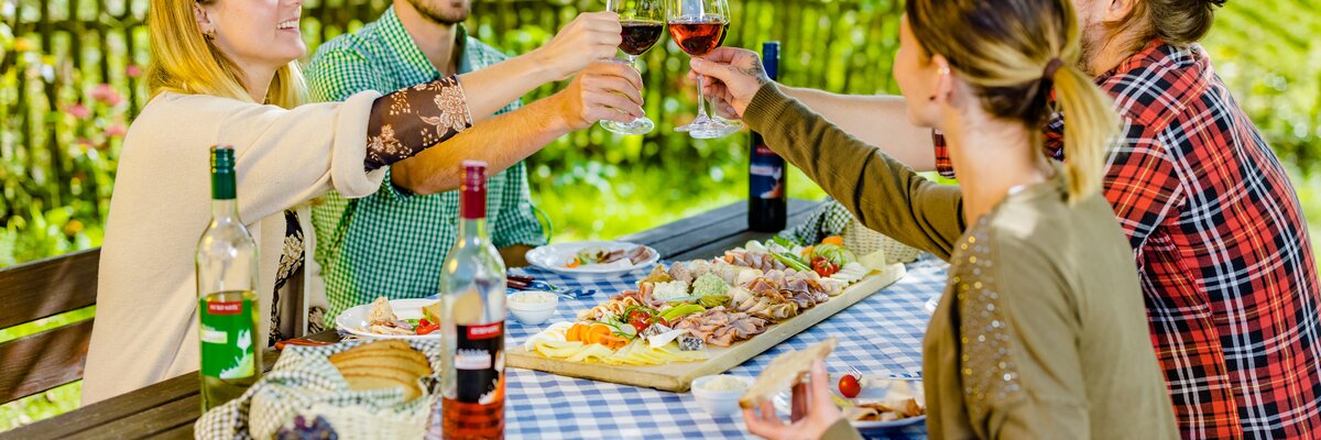 Gesellige Runde im Buschenschank bei der Jause und beim Anstoßen mit Wein, Süd-West-Steiermark, Steiermark | © Urlaub am Bauernhof Steiermark / Wolfgang Spekner