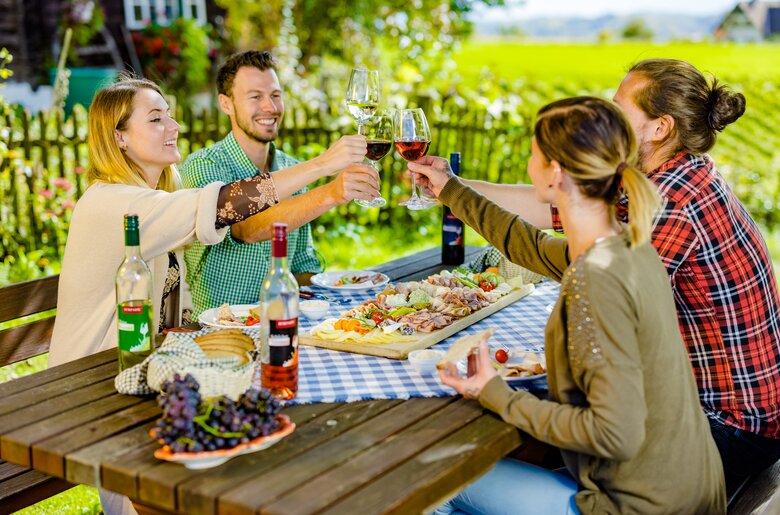 Gesellige Runde im Buschenschank, Süd-West-Steiermark, Steiermark | © Urlaub am Bauernhof Steiermark / Wolfgang Spekner Gesellige Runde im Buschenschank bei der Jause und beim Anstoßen mit Wein, Süd-West-Steiermark, Steiermark | © Urlaub am Bauernhof Steiermark / Wolfgang Spekner
