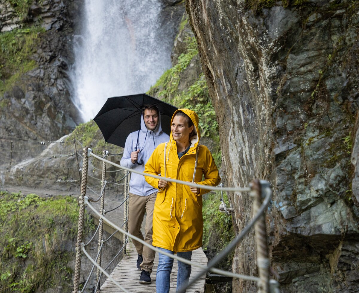 Im Regen am Eifersbacher Wasserfall | © Mirja Geh Im Regen am Eifersbacher Wasserfall | © Mirja Geh