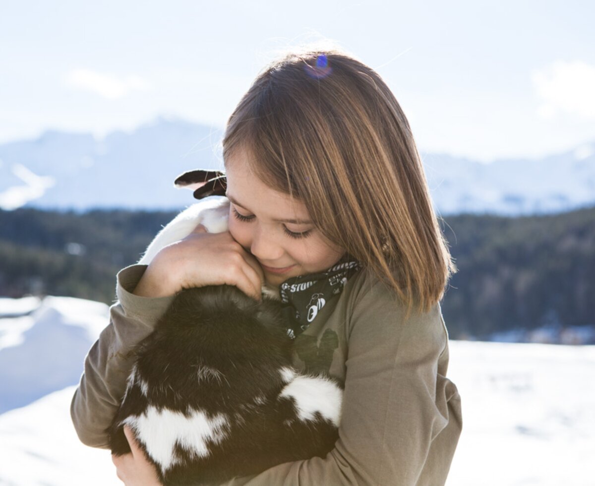 Kind mit Hase | © Webhofer/Urlaub am Bauernhof Kind mit Hase | © Webhofer/Urlaub am Bauernhof