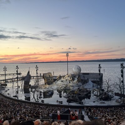 Die Bregenzerfestspiele mit altem Bühnenbild | © Ester Baldauf-Brunner