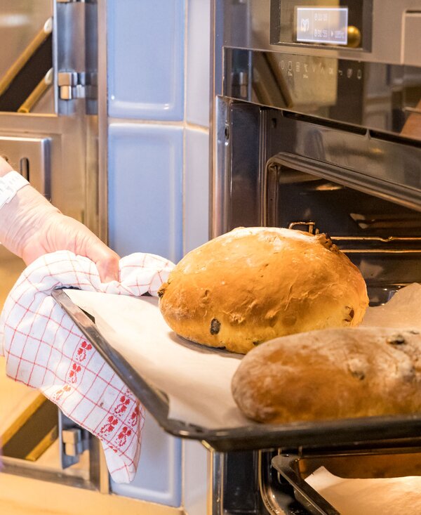 Ein Blech mit Osterbrot wird aus dem Backrohr geholt | © Urlaub am Bauernhof / Elisabeth Fröhlich
