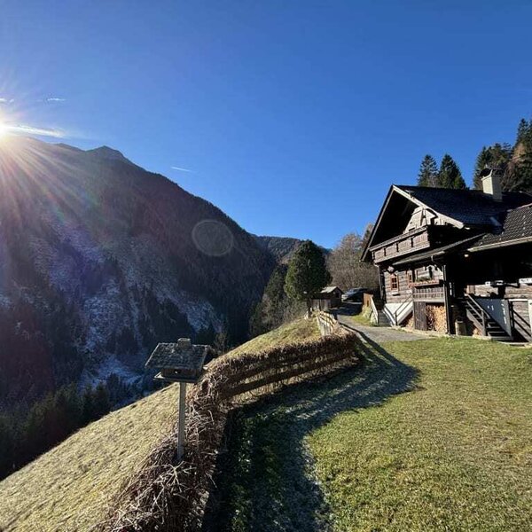 Charmantes Holzhotel eingebettet in die malerische Berglandschaft.