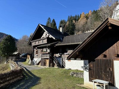 Außenansicht des traditionellen Chalets mit Holzdetails. Außenansicht des traditionellen Chalets mit Holzdetails.