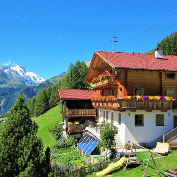 Der Bauernhof umgeben von Bergen und dem Großglockner