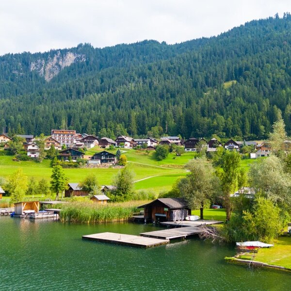 Der Landhof Kolbitsch und das Ufer des Weissensees mit eigenen Badeplatz.