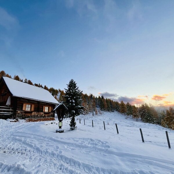 Gästehütte auf der verschneiten Laussnitz Alm