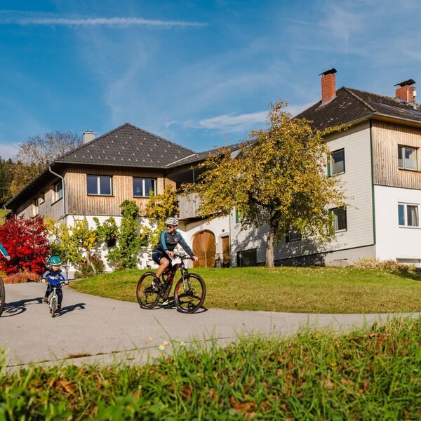 Der Bauernhof mit Gästen beim Radfahren auf dem Weg, ideal für Outdoor-Aktivitäten in der Natur.