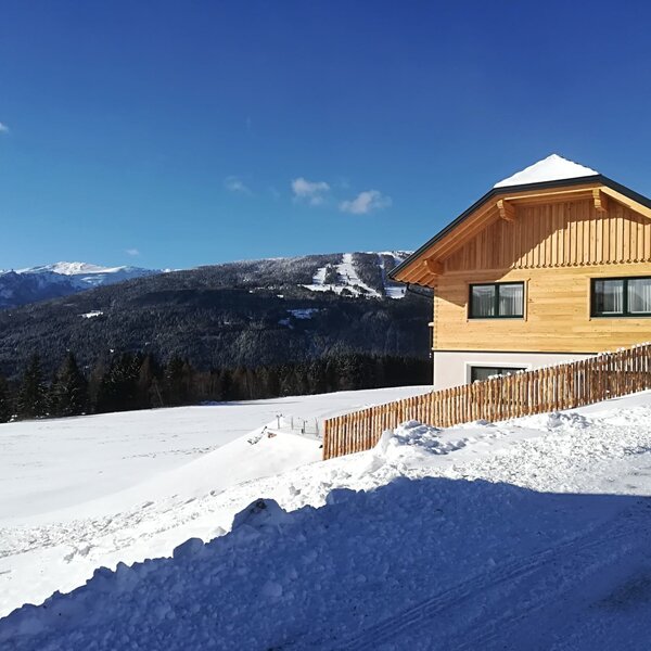 Das neue Haus im Hintergrund das Skigebiet Fanningberg