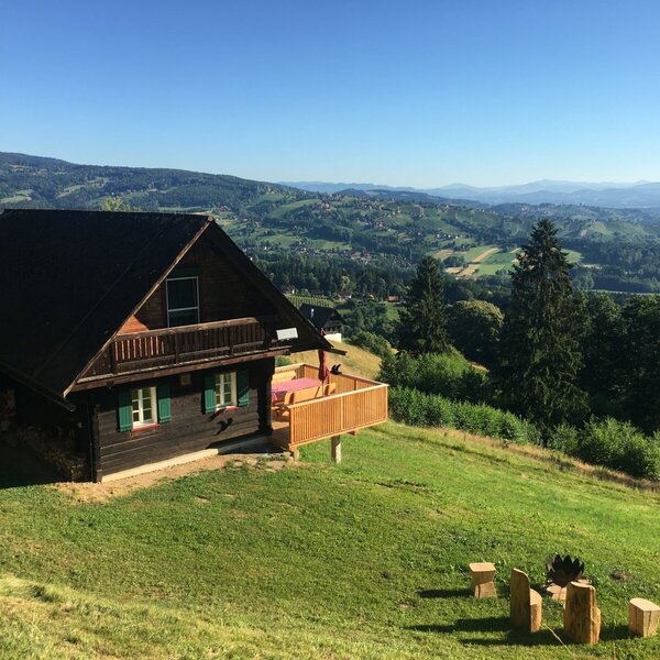 Der Bauernhof mit Balkon und Terrasse bietet eine weite Aussicht auf die umliegende Landschaft und verfügt über eine Feuerstelle im Garten.