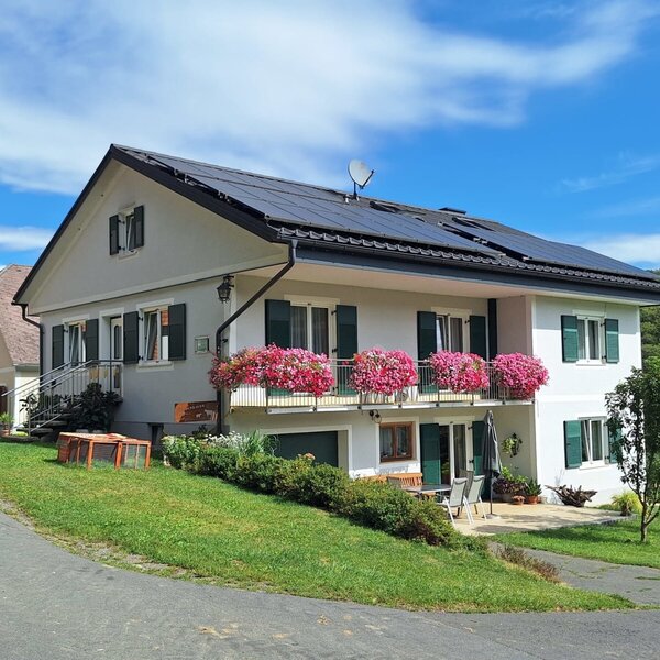 Außenansicht des Bauernhofs mit Balkon
