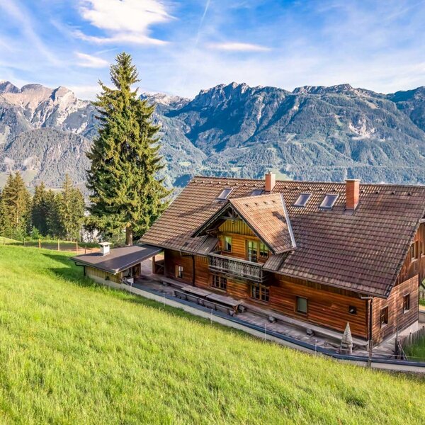 Scharlinger Alm am Hauser Kaibling – gemütliche Almhütte mit Bergblick in der Region Schladming-Dachstein. © Elisabeth Fröhlich