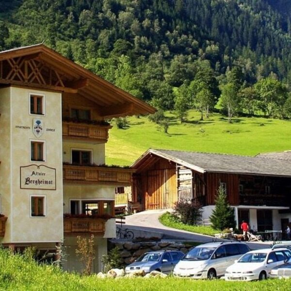 Alfaierhof & Bergheimat, umgeben von Wiesen und Bergen im idyllischen Gschnitztal. Der perfekte Ort für Erholung, Natur und echte Tiroler Gastfreundschaft.